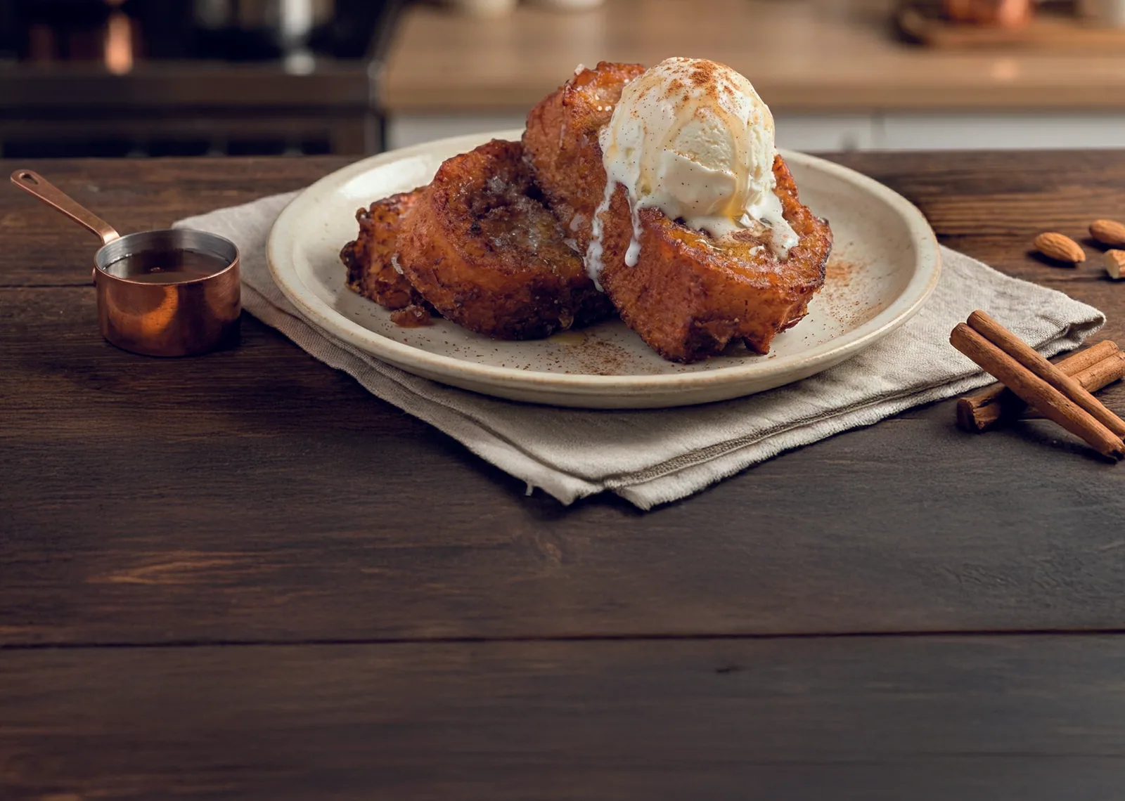 Torrija de pan brioche con bola de helado de vainilla en plato sobre madera